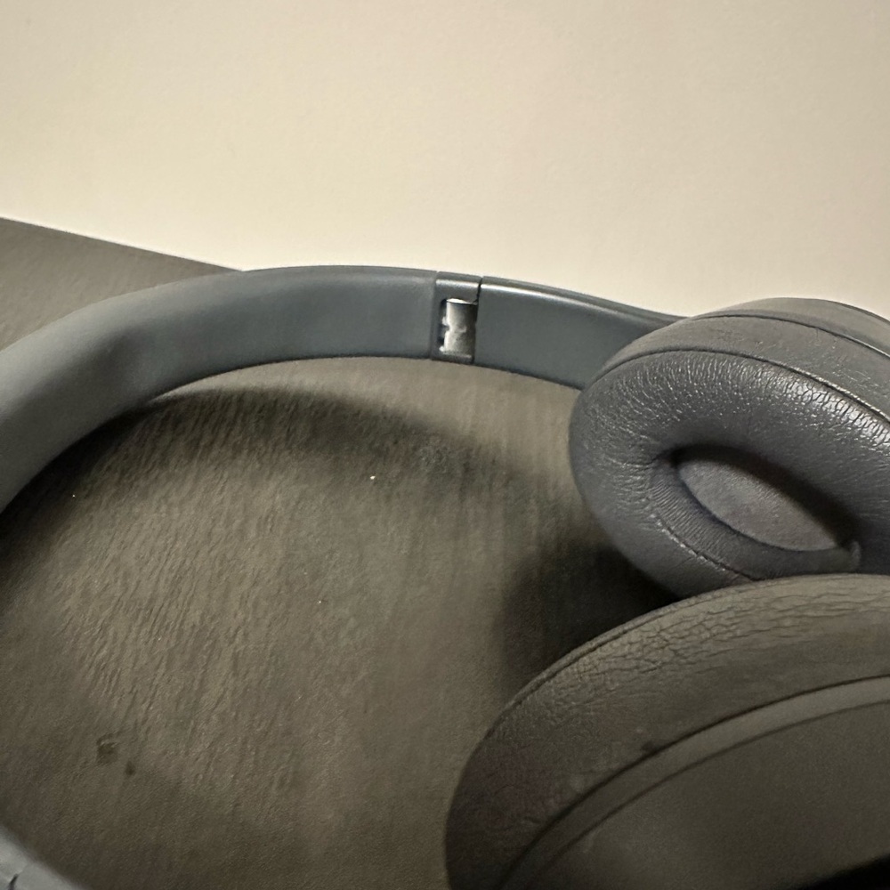 Beats Solo3 Wireless Neighborhood Collection Asphalt Gray READ DESCRIPTION - Picture 5 of 6